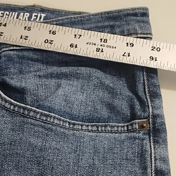 Wrangler Regular Fit Jeans with Classic Wash - Picture 3 of 9